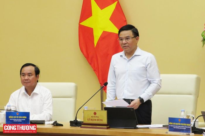 Bộ trưởng Lê Mạnh Hùng chủ trì buổi làm việc.