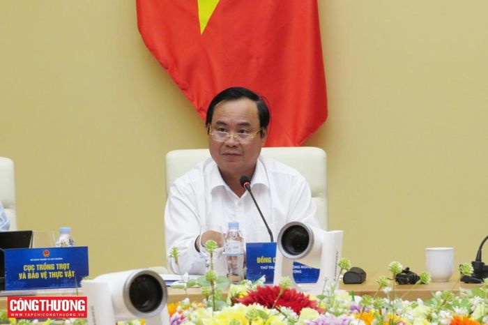 Thứ trưởng Bộ Nông nghiệp và Môi trường Võ Văn Hưng tham dự buổi làm việc.