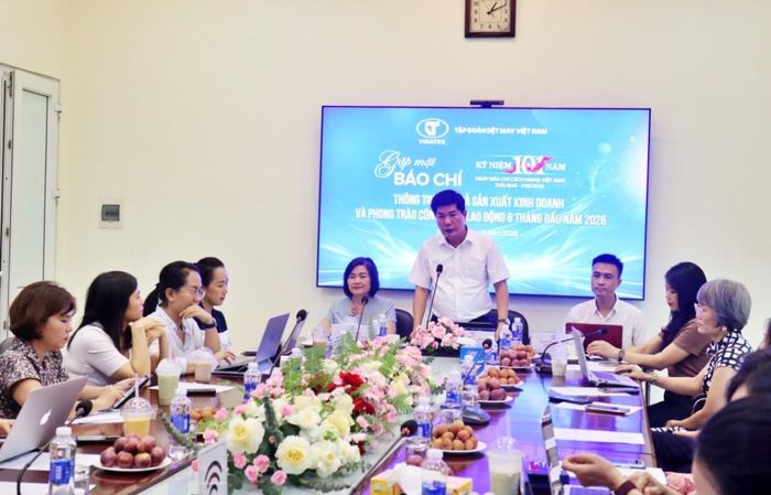 Trước diễn biến thị trường còn nhiều biến động và có thể thay đổi nhanh theo tác động của thuế quan, lạm phát và xung đột địa chính trị, tại sự kiện ông Cao Hữu Hiếu - Tổng Giám đốc Tập đoàn Dệt May cho biết vẫn doanh nghiệp tiếp tục kiên định định hướng tăng trưởng theo chiều sâu, tập trung nâng cao hiệu quả thay vì mở rộng đơn thuần về doanh thu và quy mô.