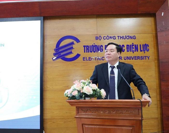NGƯT PGS.TS Vũ Đình Ngọ, Bí thư Đảng ủy, Phó Hiệu trưởng Trường Đại học Điện lực phát biểu khai mạc hội thảo.