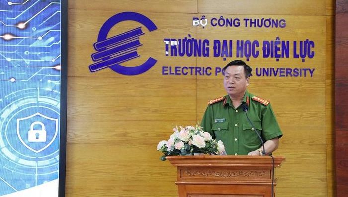 Đại tá PGS.TS Nguyễn Đăng Sáu, Phó Giám đốc Học viện Cảnh sát nhân dân trình bày báo cáo đề dẫn tại hội thảo.