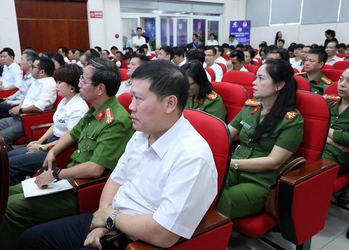 Đông đảo đại biểu, các chuyên gia, nhà khoa học tham gia Hội thảo