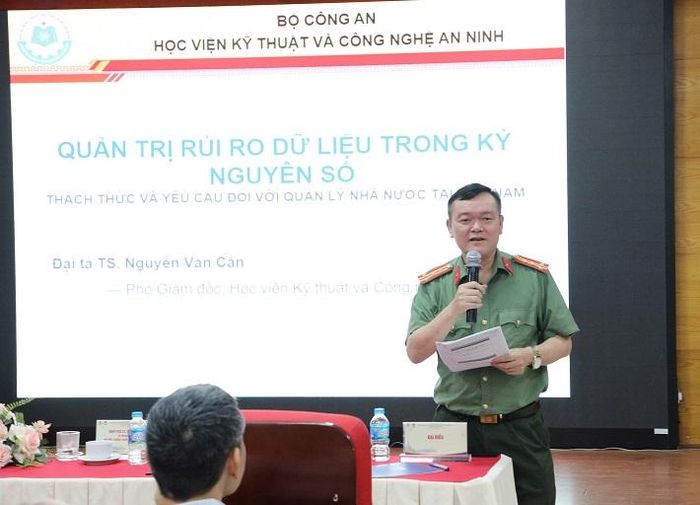 TS. Nguyễn Văn Căn - Phó Giám đốc Học viện Kỹ thuật và công nghệ an ninh trình bày tham luận về quản trị rủi ro dữ liệu trong kỷ nguyên số.