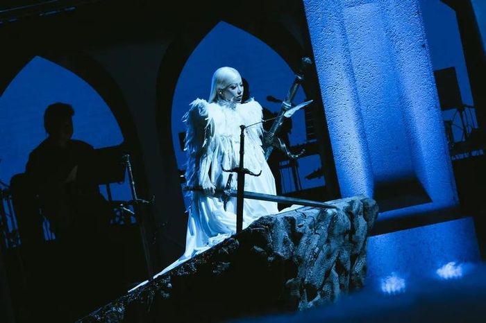 Phùng Khánh Linh trong live concert "Giữa một vạn tour". (Ảnh: BTC).
