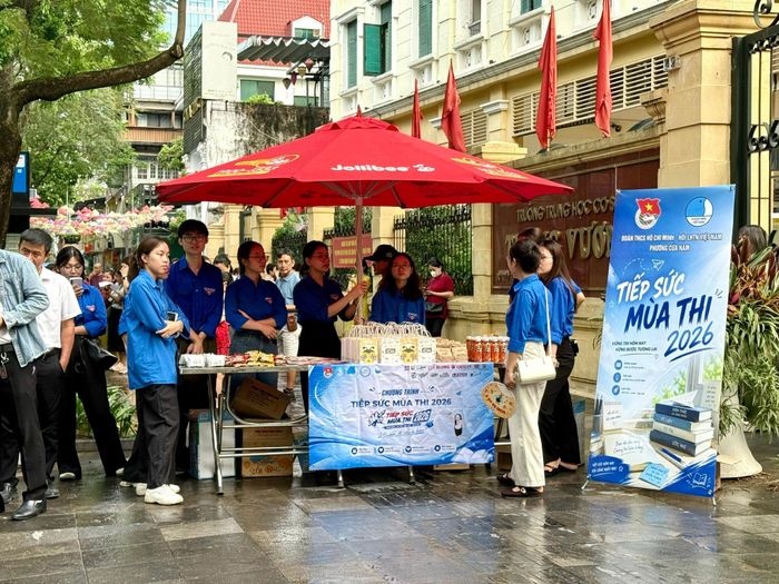Đoàn thanh niên tình nguyện “tiếp sức mùa thi”, hỗ trợ sĩ tử trong kỳ thi.