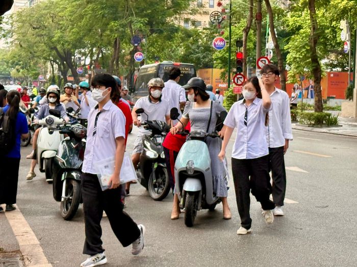 Thí sinh cả nước bước vào ngày thi cuối Kỳ thi tốt nghiệp THPT 2026, với hơn 1,2 triệu em tham dự.