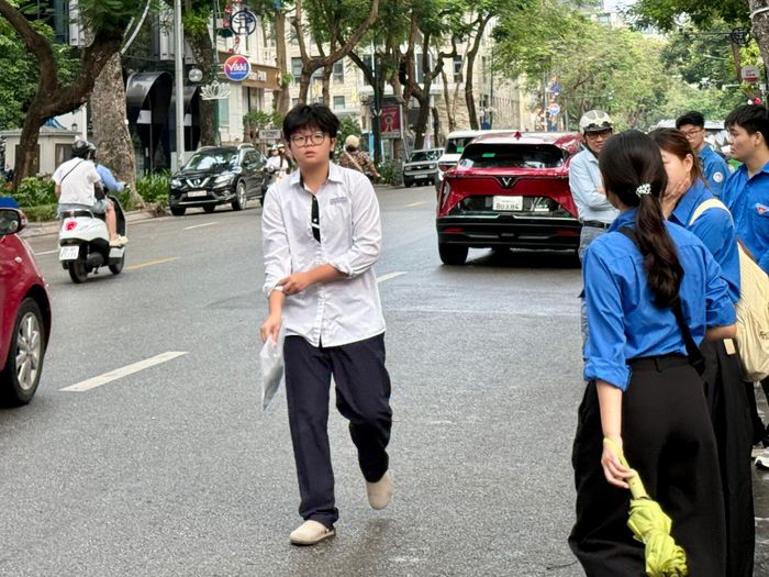 Thí sinh có mặt tại điểm thi Trường THCS Trưng Vương trong ngày thi cuối.