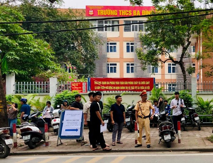 Lực lượng công an có mặt tại khu vực điểm thi Trường THCS Ba Đình, điều tiết giao thông, tránh ùn tắc.