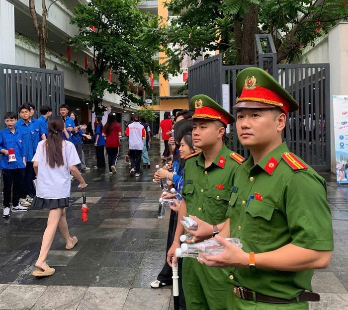 Đoàn thanh niên Phòng Cảnh sát Quản lý hành chính về trật tự xã hội, Công an TP Hà Nội “Tiếp sức mùa thi” tại Trường THCS Ngô Sĩ Liên.