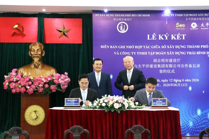 Lãnh đạo Sở Xây dựng TP.HCM và Công ty TNHH Tập đoàn Xây dựng Thái Bình Dương ký kết biên bản ghi nhớ.