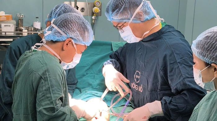 Ca phẫu thuật giữ lại đôi chân cho cậu bé 11 tuổi bị nhiễm tụ cầu vàng.