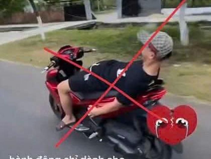 Buông hai tay, nằm trên yên khi lái xe, nam thiếu niên bị xử lý.