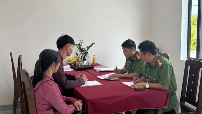 T.T.N cùng đại diện gia đình làm việc với Công an xã Tây Hồ.