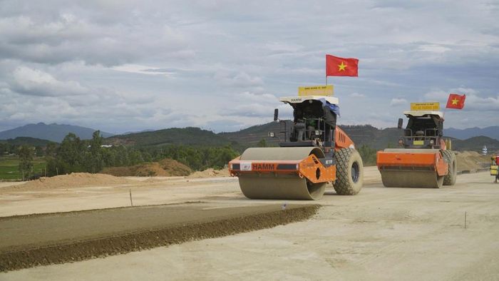 Theo kế hoạch, dự án sẽ hoàn thành các hạng mục bê tông trong tháng 7/2026 để phục vụ công tác bay hiệu chuẩn và đưa công trình về đích đúng tiến độ.