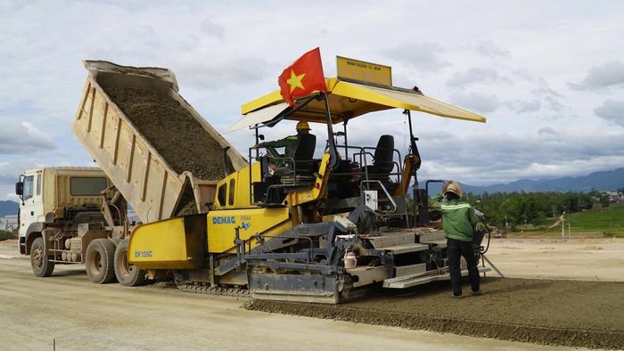 Máy rải bê tông và các thiết bị chuyên dụng thi công liên tục trên tuyến đường cất hạ cánh số 2. Đến nay Hạng mục bê tông xi măng M150 hiện đạt khoảng 50% khối lượng, bê tông M350 đạt khoảng 40%.