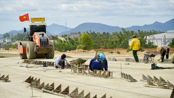 Những tốp công nhân gia công cốt thép, lắp dựng ván khuôn chuẩn bị cho các đợt đổ bê tông đường cất hạ cánh. Các nhà thầu duy trì thi công 3 ca, 4 kíp, làm xuyên đêm để bảo đảm tiến độ.