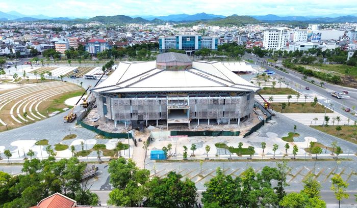 Công trình triển khai với 2 gói thầu, trong đó gói thầu số 10 xây dựng hạ tầng kỹ thuật ngoài trời, với giá hợp đồng gần 98 tỷ đồng. Gói thầu xây lắp số 11, cải tạo nhà thi đấu hiện hữu có giá hợp đồng hơn 83 tỷ đồng.