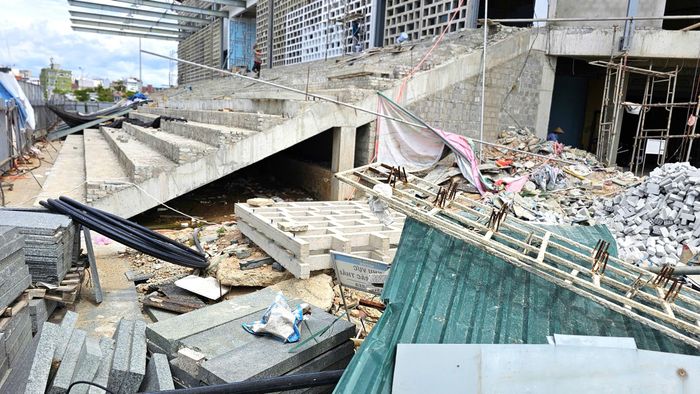 Theo quy hoạch, toàn bộ dự án Quảng trường Văn hóa Thể thao TP Huế sẽ khánh thành đưa vào sử dụng ngày 30/4/2026. Tuy nhiên, do gói thầu xây lắp số 11, cải tạo nhà thi đấu hiện thi công chậm tiến độ khiến công trình kéo dài.