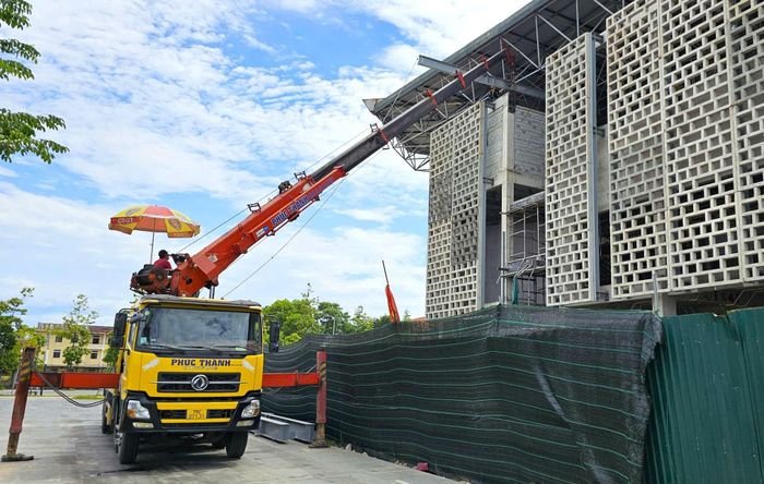 Đại diện liên danh nhà thầu gói thầu xây lắp số 11 cho biết, nguyên nhân chậm tiến độ do giá vật liệu tăng cao trong thời gian qua. Ngoài ra, dự án cải tạo khiến nhiều hạng mục phải thay đổi cho phù hợp đã kéo dài thời gian thi công.