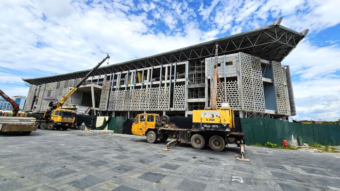 Trong đó, gói thầu xây lắp số 11 được khởi công tháng 1/2025 và dự kiến hoàn tháng vào tháng 2/2026 (hoàn thành trong 400 ngày), với giá trị hợp đồng hơn 83 tỷ đồng.
