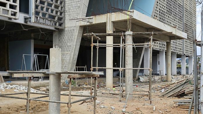 Ban QLDA Đầu tư xây dựng và phát triển đô thị TP Huế thông tin, đang chỉ đạo nhà thầu đẩy nhanh tiến độ, trường hợp nhà thầu không hoàn thành toàn bộ công trình, chủ đầu tư sẽ căn cứ các nội dung quy định trong hợp đồng và các quy định của pháp luật hiện hành để xử lý các thủ tục tiếp theo phù hợp theo quy định.