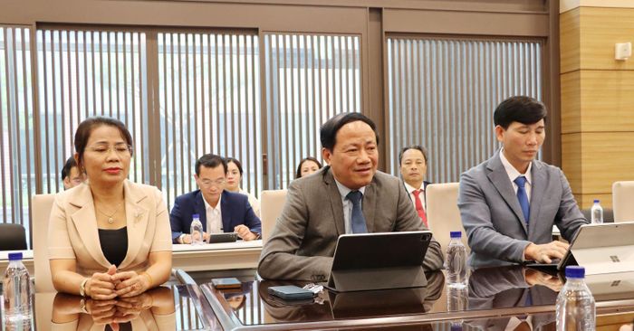 Chủ tịch UBND tỉnh Phạm Anh Tuấn (giữa) phát biểu tại buổi làm việc.