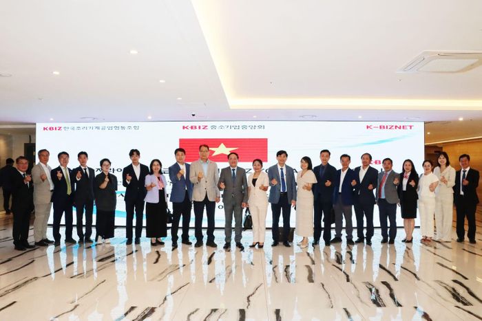 Đoàn công tác tỉnh Gia Lai và KBIZ cùng các doanh nghiệp hai bên chụp ảnh lưu niệm sau chương trình làm việc và giao lưu hợp tác.