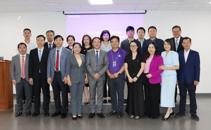 Đoàn công tác chụp ảnh lưu niệm cùng lãnh đạo Công ty HanaTour.