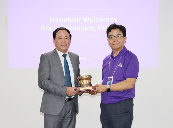 Chủ tịch UBND tỉnh Phạm Anh Tuấn (bìa trái) tặng quà cho ông Chang Ho Ryu (ảnh: Trang Lê)