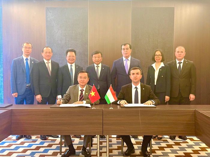 Đại diện Tổng công ty Đường sắt VN và đại diện Đường sắt Tajikistan ký biên bản ghi nhớ hợp tác.
