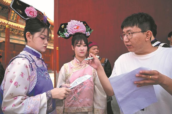 Một đạo diễn đang thảo luận kịch bản phim ngắn với các nữ diễn viên tại xưởng phim Hengdian World Studios ở tỉnh Chiết Giang. (Ảnh: China News Service).