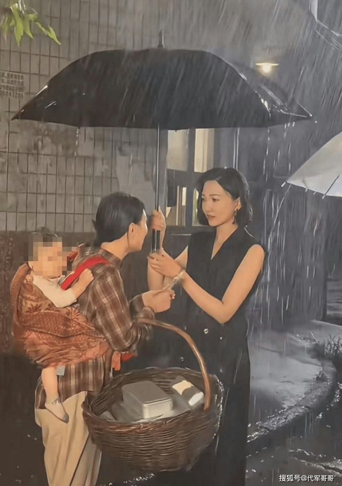 Đầu tháng 1, diễn viên Dương Nhuận công khai đoạn video ghi lại cảnh em bé sơ sinh dầm mưa trong phim ngắn Trung Quốc "A kindness, life-time redemption". Nữ diễn viên tiết lộ, thù lao đoàn phim trả cho bé sơ sinh chỉ khoảng 800 NDT (khoảng 3, triệu đồng). (Ảnh: Sina).