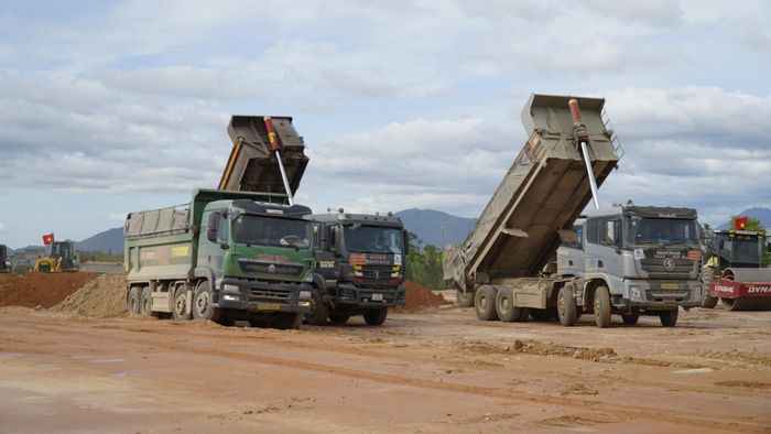 Khối lượng đắp nền đạt khoảng 35.000m3 mỗi ngày.