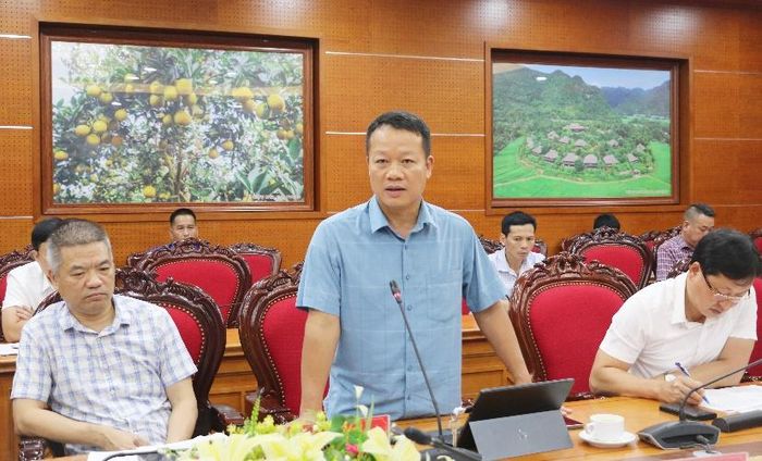 Đại diện lãnh đạo Trung tâm Phát triển quỹ đất khu vực Hòa Bình báo cáo tiến độ thực hiện công tác giải phóng mặt bằng các dự án.