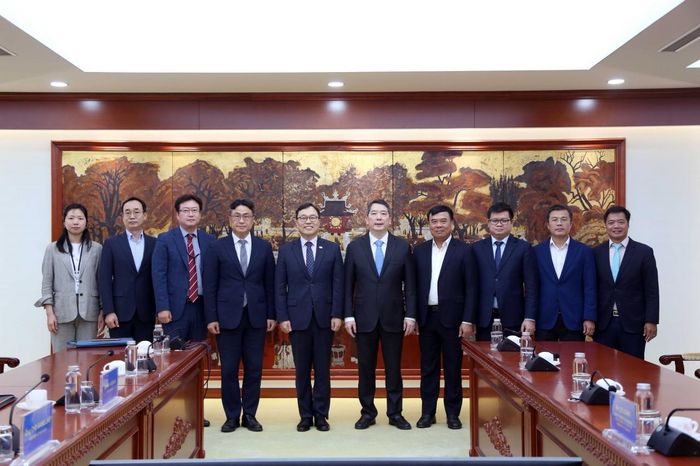 Thứ trưởng Cao Anh Tuấn, Đại sứ Choi Young-sam cùng các thành viên hai bên chụp hình lưu niệm. Ảnh: Đức Minh