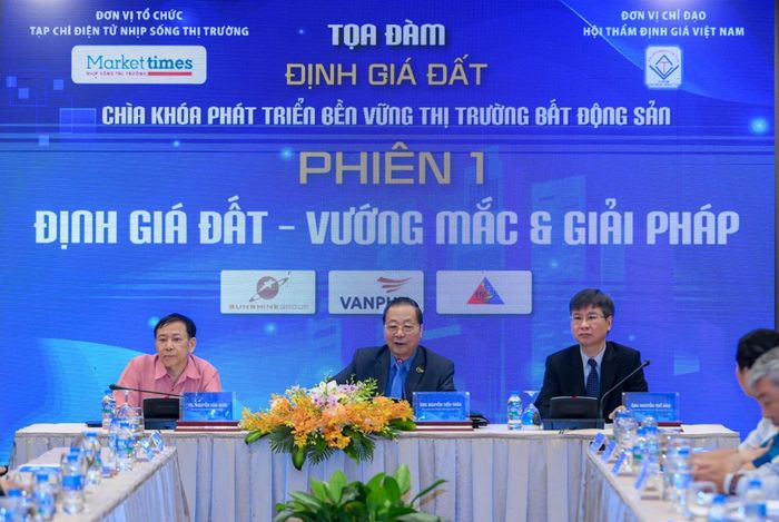 Phiên thảo luận tại Tọa đàm “Định giá đất: Chìa khóa phát triển bền vững thị trường bất động sản”. Ảnh: TN