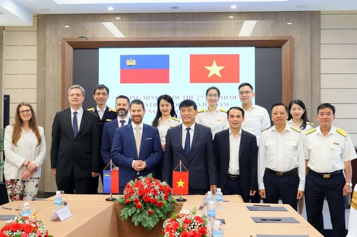 Ông Đặng Ngọc Minh - Phó Cục trưởng Cục Thuế (thứ tư từ phải sang) và ông Bernhard Canete - Trưởng bộ phận Quốc tế, Cơ quan Tài chính thuộc Bộ Các vấn đề Chính phủ và Tài chính Liechtenstein (thứ năm từ phải sang) cùng các thành viên Đoàn đàm phán của cơ quan thuế hai nước chụp ảnh lưu niệm. Ảnh: CTV