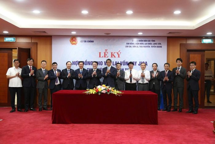 Các đại biểu chụp hình lưu niệm.