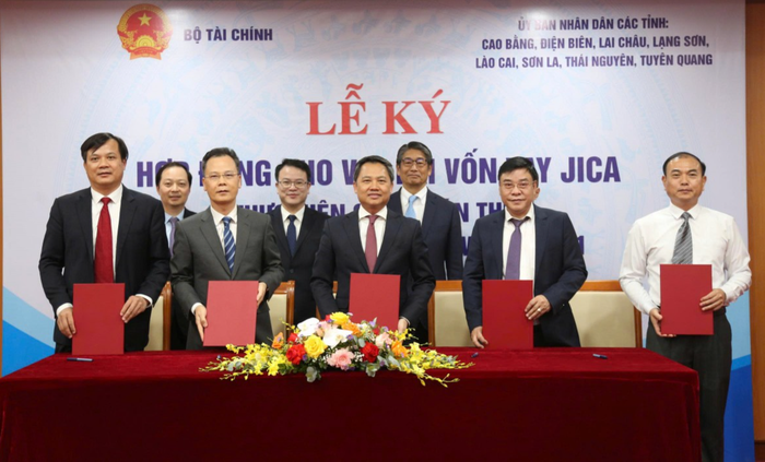 Tại lễ ký, đại diện 5 tỉnh: Điện Biên, Lai Châu, Lào Cai, Sơn La, Tuyên Quang ký giao ước thi đua thực hiện và giải ngân 100% vốn vay JICA đối với dự án Phát triển nông thôn thích ứng với biến đổi khí hậu.