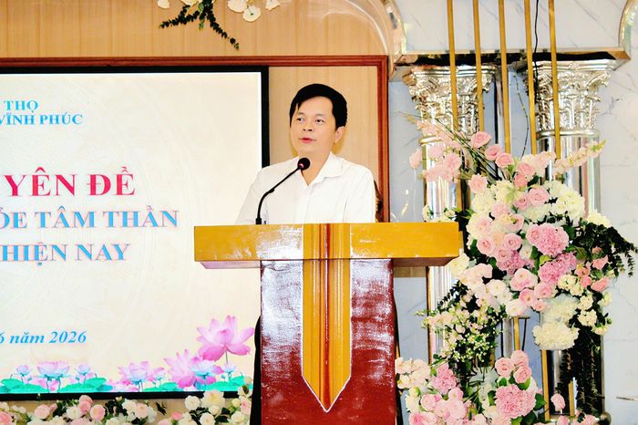 Thầy thuốc ưu tú, Thạc sĩ, bác sĩ Lê Công Thiện, Phó Viện trưởng Viện Sức khỏe tâm thần (Bệnh viện Bạch Mai) phát biểu tại hội nghị.