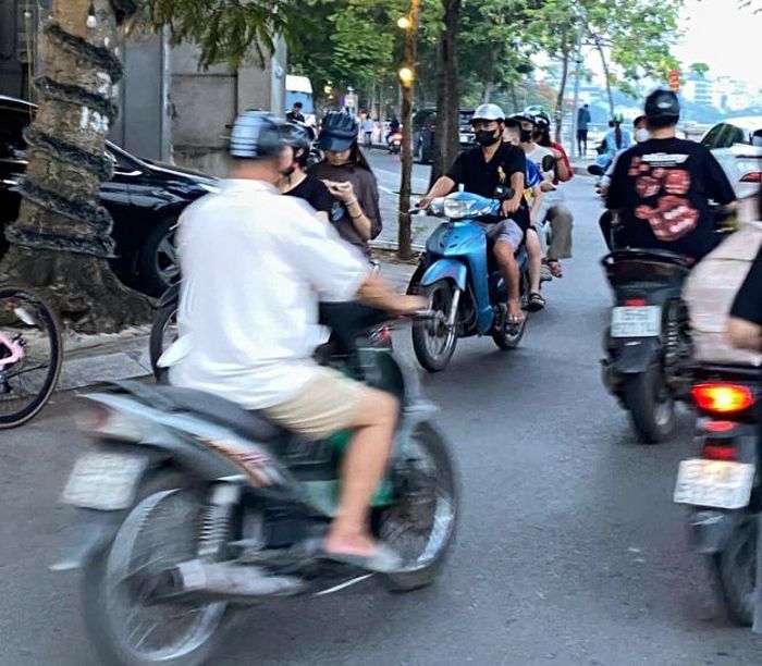 Xe máy vẫn giữ một vai trò quan trọng trong đời sống đô thị (Ảnh: Diễm Quỳnh)