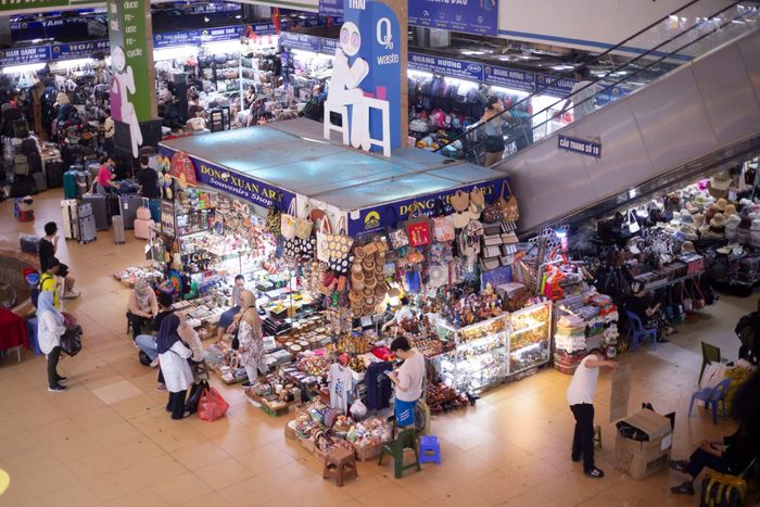 Các gian hàng đồ lưu niệm sản phẩm truyền thống được trưng bày tại chợ Đồng Xuân. (Nguồn: Xuân Lâm)