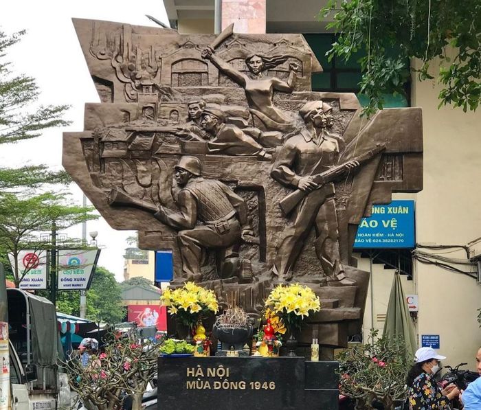 Tượng đài “Hà Nội Mùa Đông 1946” ở chợ Đồng Xuân tưởng niệm những chiến sĩ đã hy sinh bảo vệ Thủ Đô. (Ảnh: Xuân Lâm)