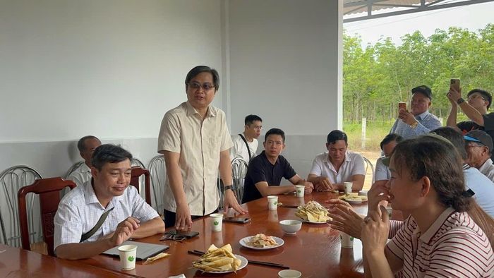 Ông Cấn Sơn Trường, Phó Chi cục trưởng Chi cục Phát triển nông thôn TP.HCM trao đổi kinh nghiệm phát triển sản xuất nông nghiệp tại mô hình của Công ty Đức Thành.