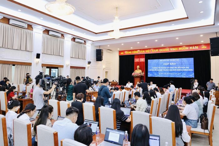 Đông đảo phóng viên tới dự và đưa tin