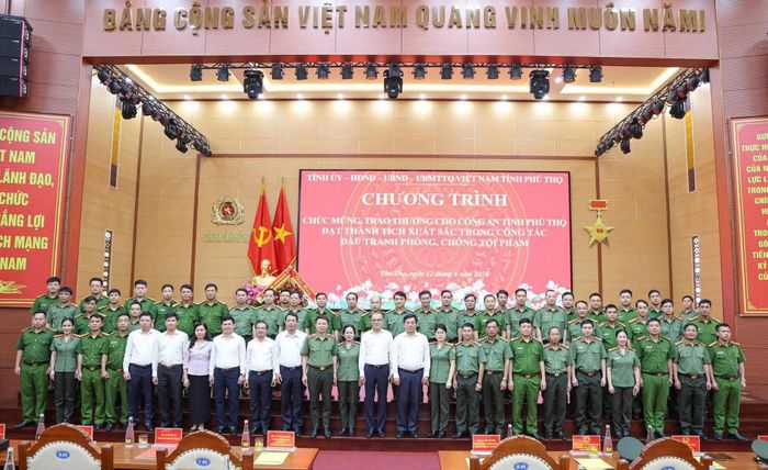 Đồng chí Bí thư Tỉnh ủy Phạm Đại Dương và đồng chí Chủ tịch UBND tỉnh Trần Duy Đông đã trao thưởng cho 11 tập thể và 34 cá nhân thuộc Công an tỉnh có thành tích xuất sắc trong công tác điều tra, khám phá các chuyên án.