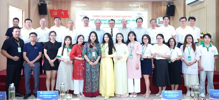  Các đại biểu chụp hình lưu niệm. 