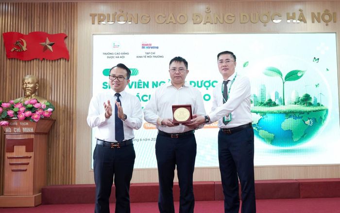 Lãnh đạo Trường Cao đẳng Dược Hà Nội và Tạp chí Kinh tế Môi trường tặng quà các diễn giả. 