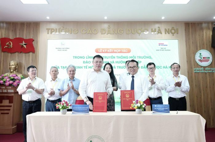  Nhà báo Nguyễn Tường Quân - Tổng biên tập Tạp chí Kinh tế Môi trường và ông Đường Xuân Tùng - Hiệu trưởng Trường Cao đẳng Dược Hà Nội kí kết hợp tác giữa hai cơ quan. 