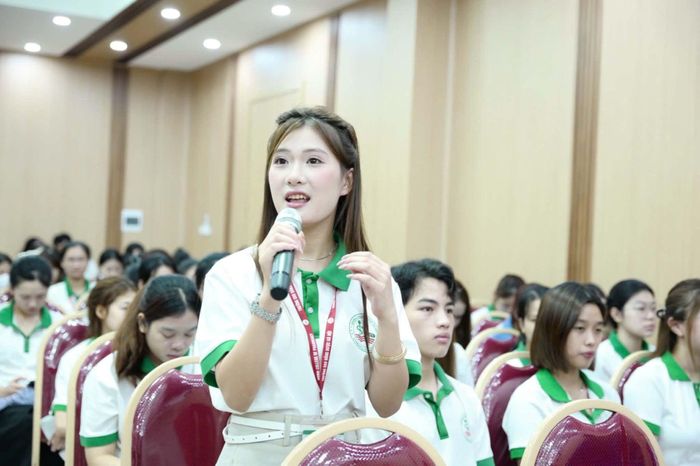 Sinh viên Nguyễn Thị Phương Thảo chia sẻ tại tọa đàm. 
